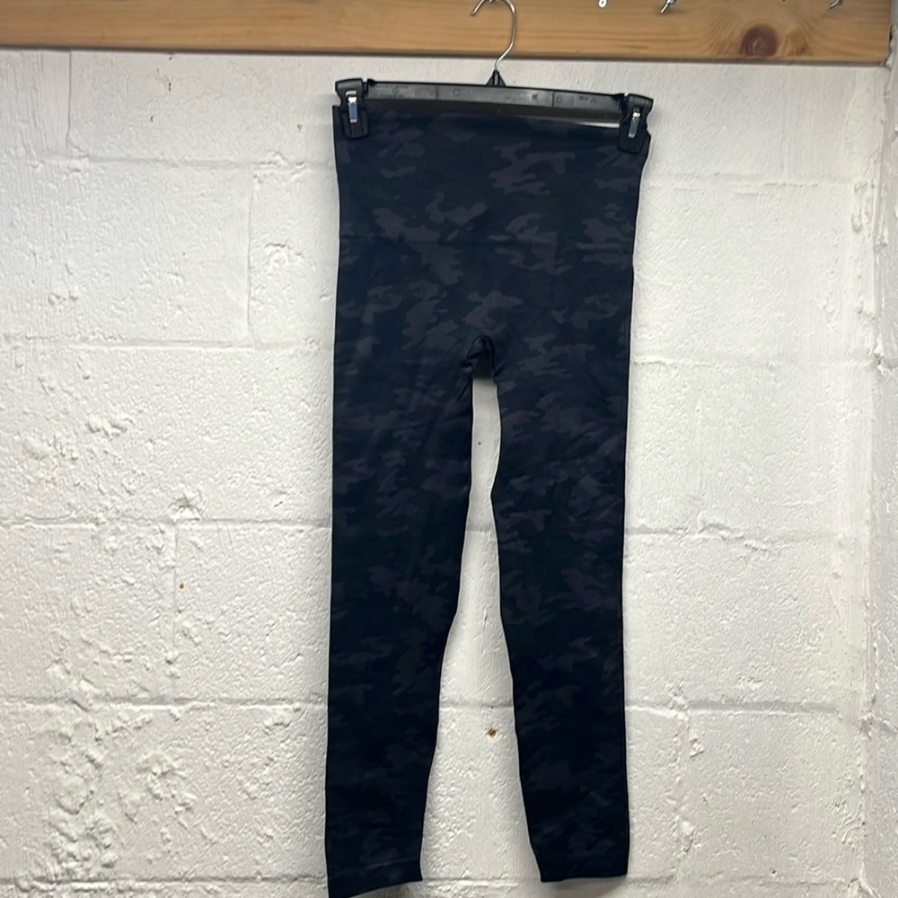 SPANX Look At Me Now Seamless Leggings Women's sz large Camo Green Shaping